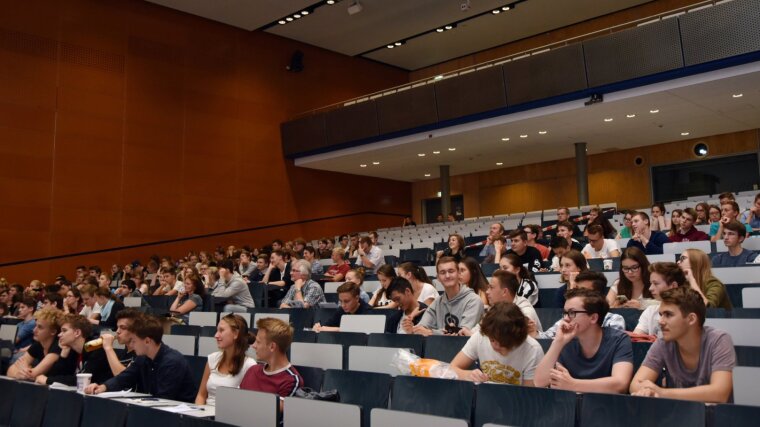 Hörsaal mit Schülerinnen und Schülern
