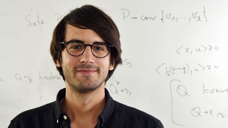 Prof. Wannerer vor einem Tafelbild