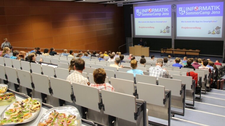 Zuhörer*innen bei der Abschlussveranstaltung vom Sommercamp Informatik