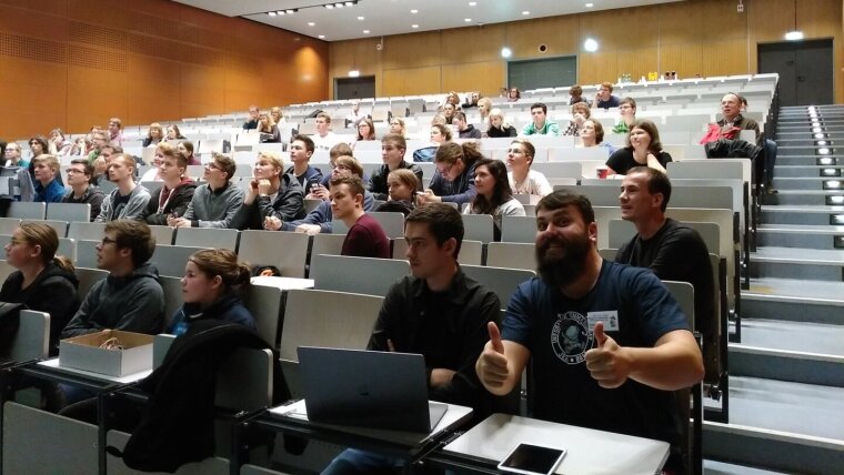 Blick in den Saal bei der Projektpräsentation vom Sommercamp 2017