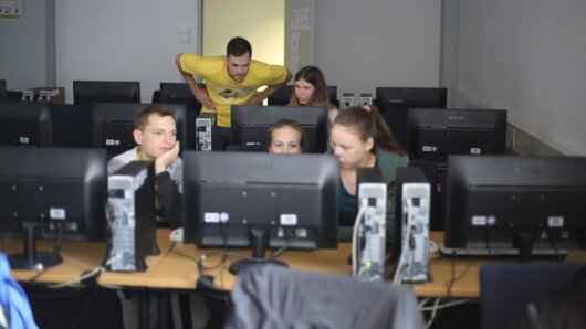 Teilnehmende bei der Arbeit an den Projekten