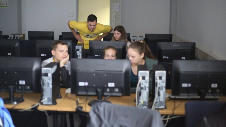 Teilnehmende bei der Arbeit an den Projekten