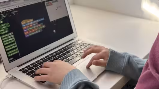 Kind das mit einer Blocksprache programmiert