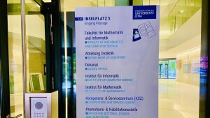 Fakultätsgebäude CIP Eingang Passage