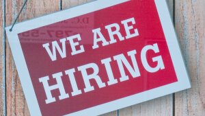 Rotes Schild "We are hiring"