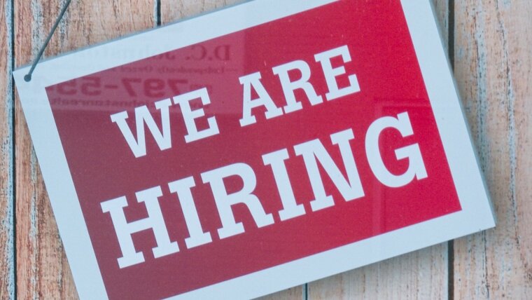 Rotes Schild "We are hiring"