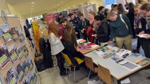 Stand einer Organisation auf einer Messe