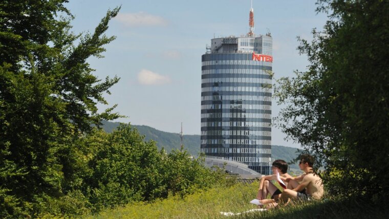 Studenten auf dem Friedensberg, im Hintergrund der Jentower