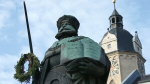 Frontalansicht der Hanfried Statue