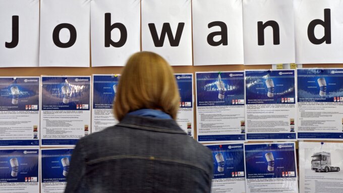 Jobwand auf der Firmenkontaktbörse der Universität Jena auf dem Campus am Ernst-Abbe-Platz.