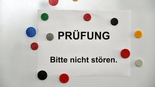 Prüfung - Bitte nicht stören Schild