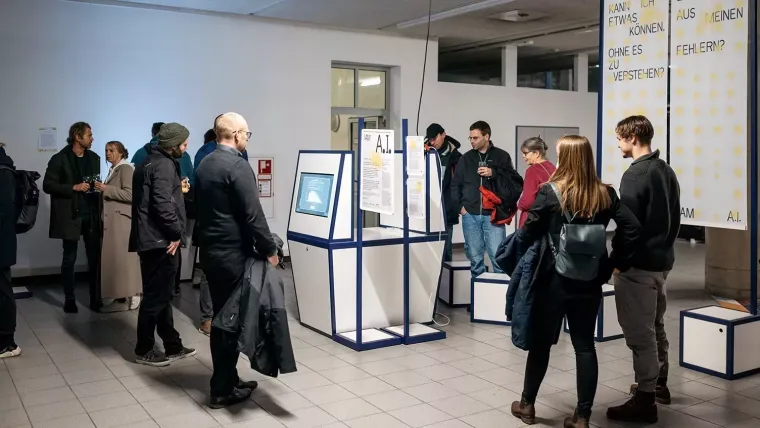 Besucher:innen in der Ausstellung I AM A.I.