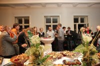 Empfang beim Tag der FMI 2014. Im Vordergrund das Buffet, im Hintergrund unterhalten sich Gäste.