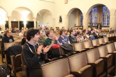 Publikum applaudiert nach einem Vortrag beim Tag der Fakultät 2016.