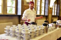 Herr Beck vom Studierendenwerk bereitet Kaffee und Kuchen für die Pause beim Tag der Fakultät 2018 vor.
